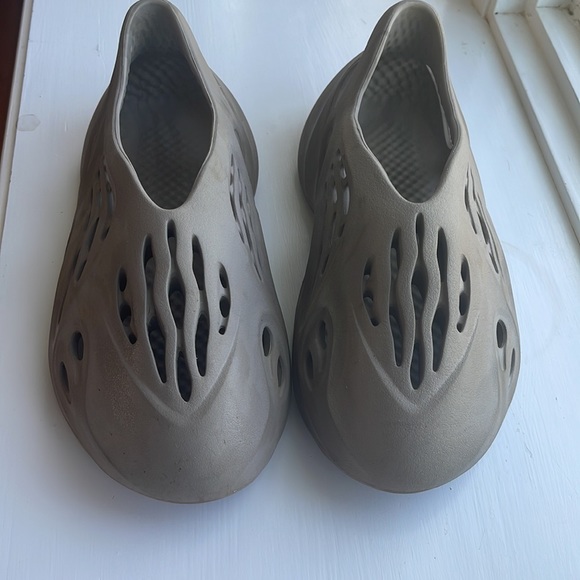 Yeezy Foam Runner Stone Sage Size 8 - Picture 2 of 6